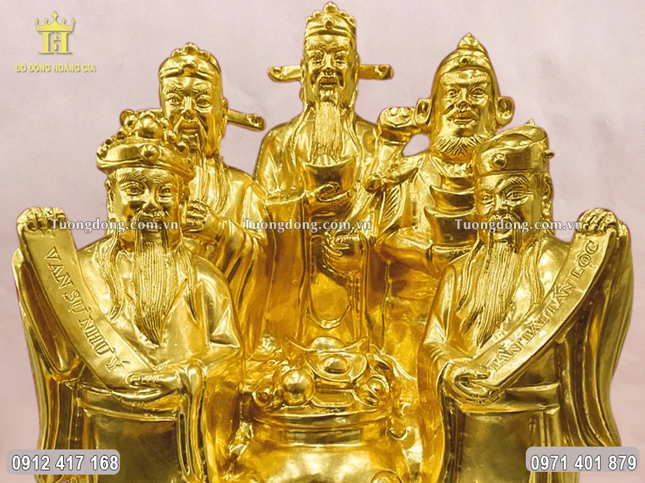 Gương mặt Ngũ Vị Thần Tài được chạm khắc sắc nét